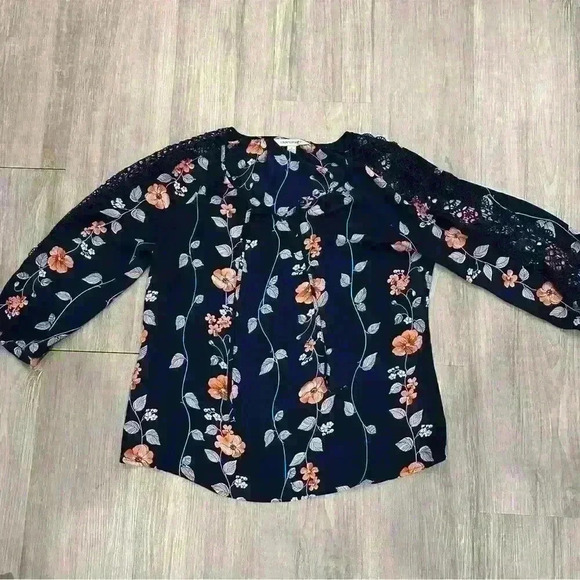 Beautiful floral top, size medium   - Picture 1 of 7